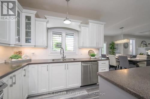 2641 Tucker Court, London North (North I), ON - Indoor Photo Showing Kitchen With Double Sink With Upgraded Kitchen