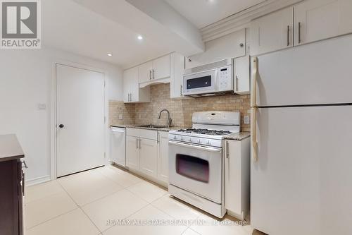 2400 Tesla Crescent, Oakville, ON - Indoor Photo Showing Kitchen