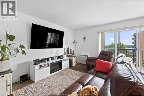 8591 Riverside Dr. E. Unit# 802, Windsor, ON - Indoor Photo Showing Living Room