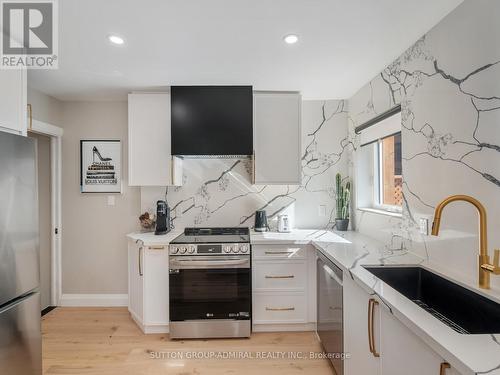 187 Rosslyn Avenue S, Hamilton, ON - Indoor Photo Showing Kitchen With Upgraded Kitchen