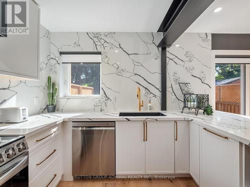 187 Rosslyn Avenue S, Hamilton, ON - Indoor Photo Showing Kitchen