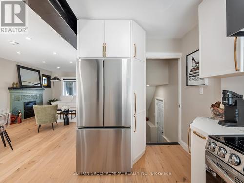 187 Rosslyn Avenue S, Hamilton, ON - Indoor Photo Showing Kitchen