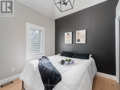 187 Rosslyn Avenue S, Hamilton, ON - Indoor Photo Showing Bedroom