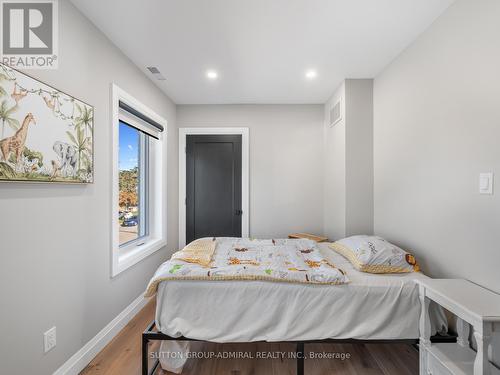 187 Rosslyn Avenue S, Hamilton, ON - Indoor Photo Showing Bedroom