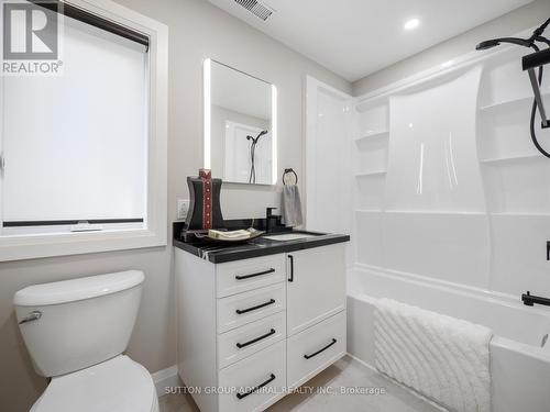 187 Rosslyn Avenue S, Hamilton, ON - Indoor Photo Showing Bathroom