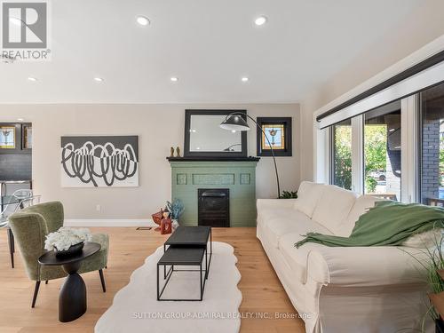 187 Rosslyn Avenue S, Hamilton, ON - Indoor Photo Showing Living Room With Fireplace