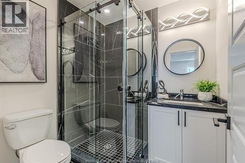 120 Bloomington, Chatham, ON - Indoor Photo Showing Bathroom