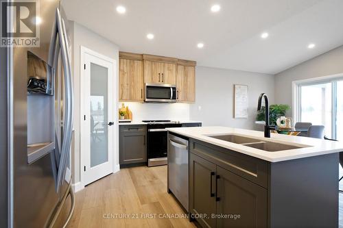 9 Postma Crescent, North Middlesex (Ailsa Craig), ON - Indoor Photo Showing Kitchen With Double Sink With Upgraded Kitchen
