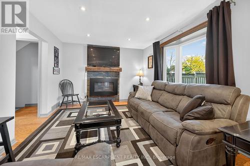 211 Birchcliffe Crescent, Hamilton, ON - Indoor Photo Showing Living Room With Fireplace
