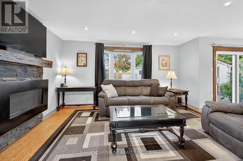 211 Birchcliffe Crescent, Hamilton, ON - Indoor Photo Showing Living Room With Fireplace