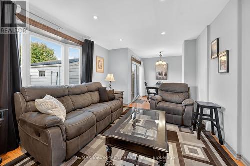 211 Birchcliffe Crescent, Hamilton, ON - Indoor Photo Showing Living Room