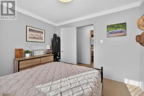 211 Birchcliffe Crescent, Hamilton, ON - Indoor Photo Showing Bedroom