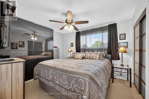 211 Birchcliffe Crescent, Hamilton, ON - Indoor Photo Showing Bedroom