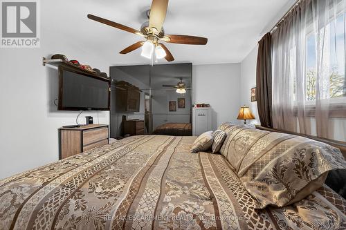 211 Birchcliffe Crescent, Hamilton, ON - Indoor Photo Showing Bedroom