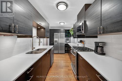 211 Birchcliffe Crescent, Hamilton, ON - Indoor Photo Showing Kitchen With Stainless Steel Kitchen With Double Sink With Upgraded Kitchen