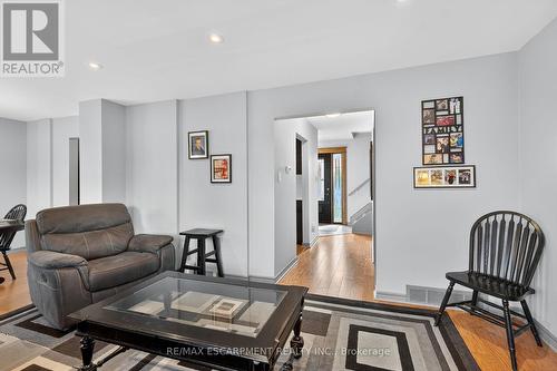 211 Birchcliffe Crescent, Hamilton, ON - Indoor Photo Showing Living Room