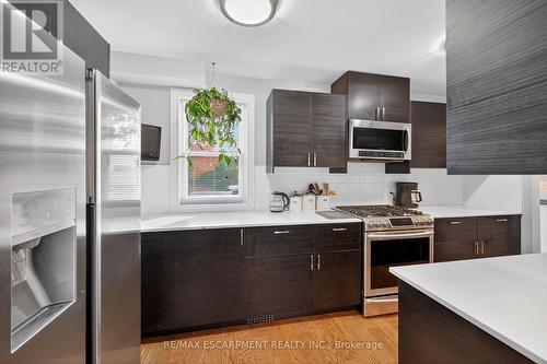 211 Birchcliffe Crescent, Hamilton, ON - Indoor Photo Showing Kitchen With Upgraded Kitchen