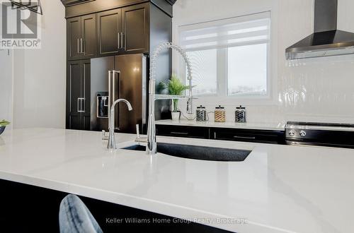 2 Nicholas Way, Guelph (Victoria North), ON - Indoor Photo Showing Kitchen With Double Sink With Upgraded Kitchen