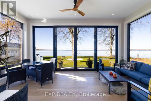 98 Mcrae Beach Road S, Georgina, ON - Indoor Photo Showing Living Room