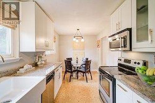 33 Groveland Crescent, Brampton, ON - Indoor Photo Showing Kitchen With Upgraded Kitchen