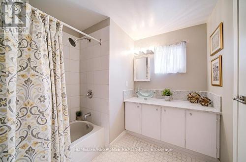 33 Groveland Crescent, Brampton, ON - Indoor Photo Showing Bathroom