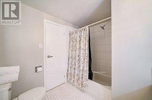 33 Groveland Crescent, Brampton, ON - Indoor Photo Showing Bathroom