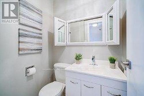 33 Groveland Crescent, Brampton, ON - Indoor Photo Showing Bathroom