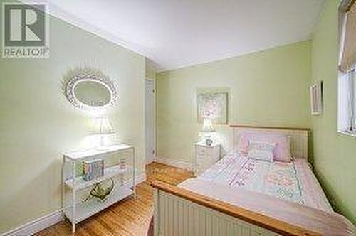 33 Groveland Crescent, Brampton, ON - Indoor Photo Showing Bedroom