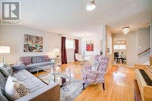 33 Groveland Crescent, Brampton, ON - Indoor Photo Showing Living Room