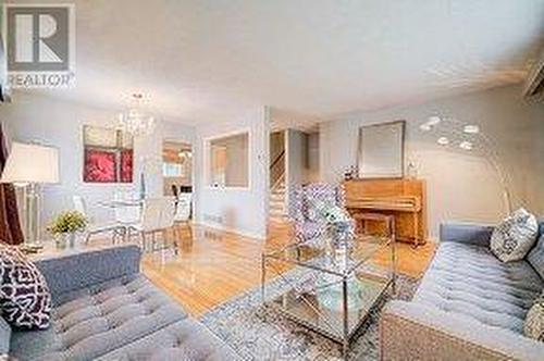 33 Groveland Crescent, Brampton, ON - Indoor Photo Showing Living Room