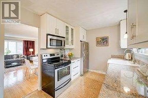 33 Groveland Crescent, Brampton, ON - Indoor Photo Showing Kitchen With Upgraded Kitchen