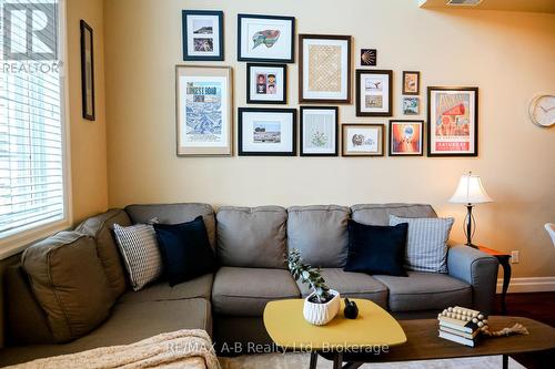 305 - 555 King Street E, Kitchener, ON - Indoor Photo Showing Living Room