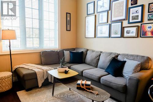 305 - 555 King Street E, Kitchener, ON - Indoor Photo Showing Living Room