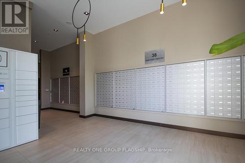 308E - 38 Honeycrisp Crescent, Vaughan, ON - Indoor Photo Showing Other Room