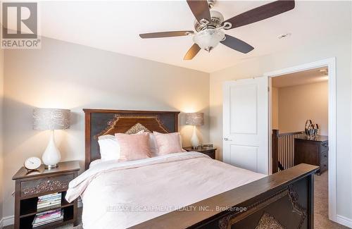 15 Pierre Trudeau Lane, Grimsby, ON - Indoor Photo Showing Bedroom