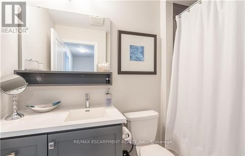 15 Pierre Trudeau Lane, Grimsby, ON - Indoor Photo Showing Bathroom