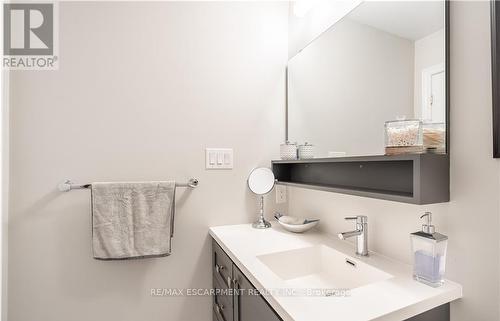 15 Pierre Trudeau Lane, Grimsby, ON - Indoor Photo Showing Bathroom