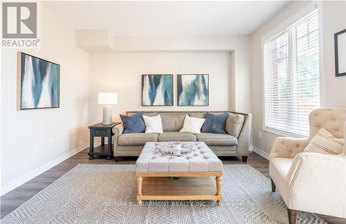 15 Pierre Trudeau Lane, Grimsby, ON - Indoor Photo Showing Living Room
