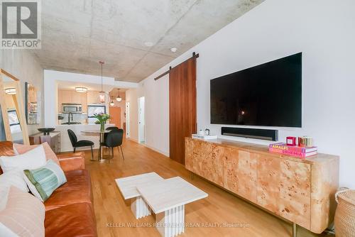 614 - 138 Princess Street, Toronto, ON - Indoor Photo Showing Living Room