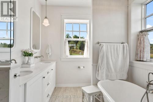 2194 Unicorn Road, Dysart Et Al (Dysart), ON - Indoor Photo Showing Bathroom