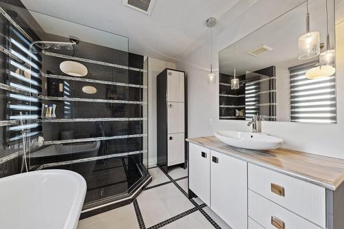 Bathroom - 418 Rue De Grenoble, Sainte-Julie, QC - Indoor Photo Showing Bathroom