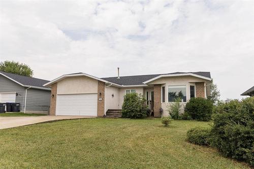 250 2Nd Avenue Nw, Carman, MB - Outdoor With Facade