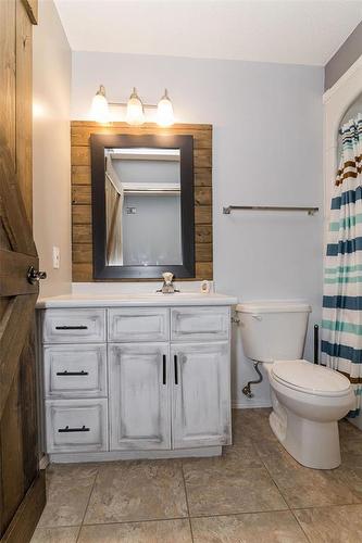 250 2Nd Avenue Nw, Carman, MB - Indoor Photo Showing Bathroom