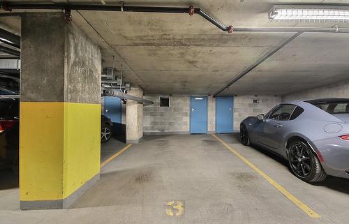 Garage - 501-370 Rue St-André, Montréal (Ville-Marie), QC - Indoor Photo Showing Garage