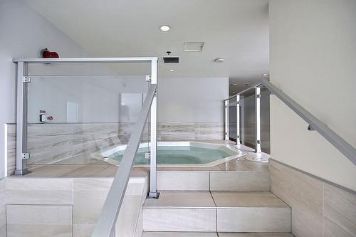 Hot tub - 501-370 Rue St-André, Montréal (Ville-Marie), QC - Indoor Photo Showing Other Room