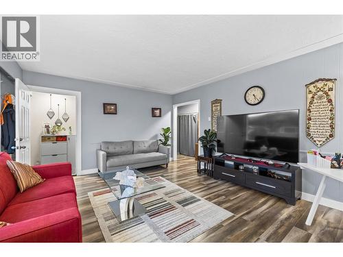 205 Homer Road, Kelowna, BC - Indoor Photo Showing Living Room
