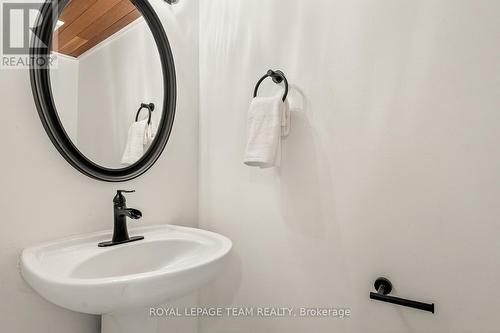 25 Sheba Private, Ottawa, ON - Indoor Photo Showing Bathroom