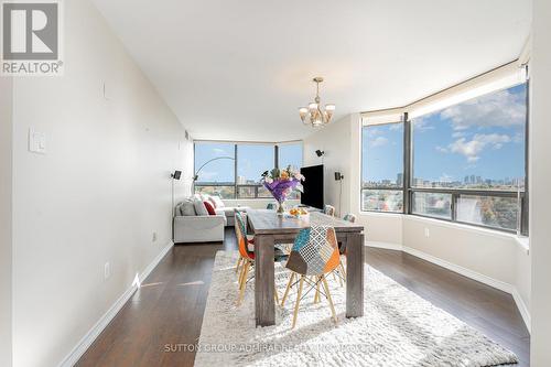 807 - 7440 Bathurst Street, Vaughan, ON - Indoor Photo Showing Dining Room