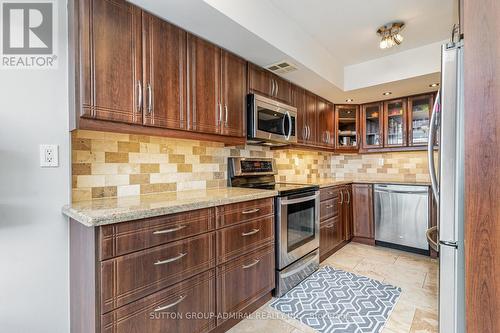807 - 7440 Bathurst Street, Vaughan, ON - Indoor Photo Showing Kitchen