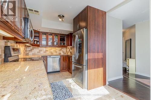 807 - 7440 Bathurst Street, Vaughan, ON - Indoor Photo Showing Kitchen